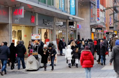 Stockholm, İsveç - 5 Ocak 2016: Sokak görünümü sokak Drottninggatan'ın arkasında alışveriş Stokholm.