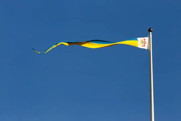 Mariefred 2017年8月17日 瑞典皇家旗的关闭在 Gripsholm 城堡上空飞越蓝色晴朗的天空 — 图库照片
