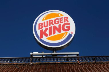 Kristinehamn, İsveç - 8 Haziran 2018: Çatı üst Close-up imzalayın Burger king hamburger Restoran.