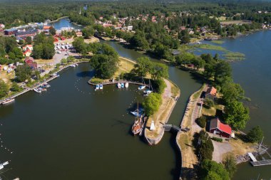 Sjotorp, İsveç - 8 Haziran 2018: Nerede Gota canal ve göl Vanern bağlayan Sjotorp kilitleme aera havadan görünümü.