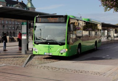 Malmö, İsveç - 24 Ağustos 2017: Hatta 7'de Malmö Merkez İstasyonu hizmetindeki yeşil şehir otobüs.