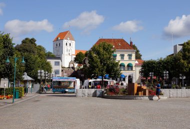 Ronneby, İsveç - 23 Ağustos 2017: Arka planda Bina churche ile şehir squre.