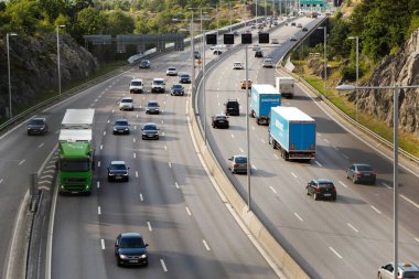 Stockholm, İsveç - 8 Temmuz 2016: Yüksek melek görünümünü otoyol Nyboda kuzeye bakıyor, yollar E4 ve E20 barındırma Essingleden.