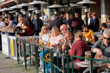 Malmö, İsveç - 23 Ağustos 2017: İnsanlar açık seatings kare Lilla torg Malmö şehir merkezinde yer alan restoran.