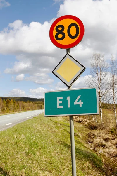 Jamtland のスウェーデンの州の制限速度 Kmh で一次道路番号 E14 — ストック写真