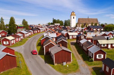 Gammelstad, İsveç - 16 Haziran 2018: 10 km. Lulea batısında bulunan bir Unesco Dünya Mirası olan Gammelstad kilise şehrin havadan görünümü.