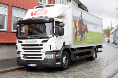 Trondheim, Norveç - 11 Mayıs 2018: Bir park edilmiş Scania günlük teslimat kamyonu Tine eski şehir bölgesinde için Servisi.