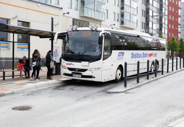 Boden, İsveç - 18 Haziran 2018: Beyaz bir toplu taşıma ekspres otobüs trafikte şehir Boden satırda 97 ile hedef Lulea sokak Kungsgatan üzerinde durağında.