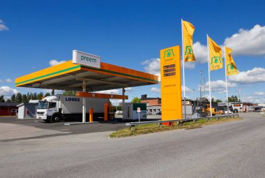 Skelleftea, İsveç - 21 Haziran 2018: Preem marka benzin istasyonu yol numarası E4 ile tahrik bir dizel kamyon refuiling yüksek-yol boyunca.