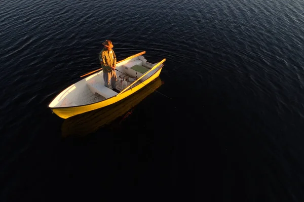 瑞典吕勒奥 2018年6月16日 一个人和他的狗站在划船捕鱼在日落 — 图库照片