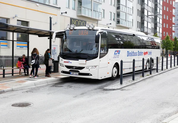 Boden, İsveç - 18 Haziran 2018: Beyaz bir toplu taşıma ekspres otobüs trafikte şehir Boden satırda 97 ile hedef Lulea sokak Kungsgatan üzerinde durağında.