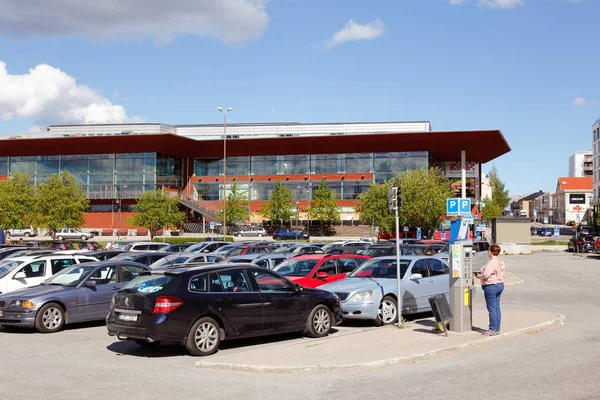 Lulea Sweden June 2018 Woman Buys Parking Ticket Vending Machine — Stock Photo, Image