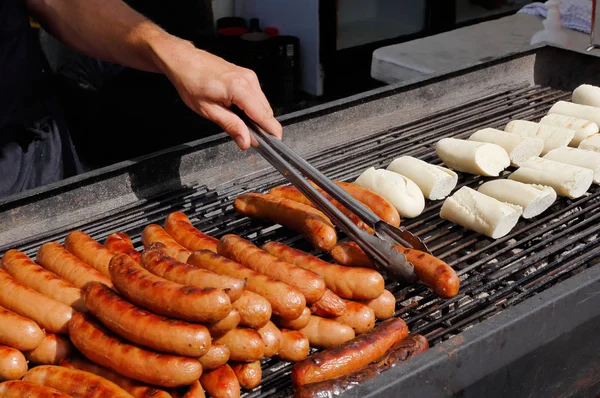 Sosis ekmek ile ızgarada pişirilir.