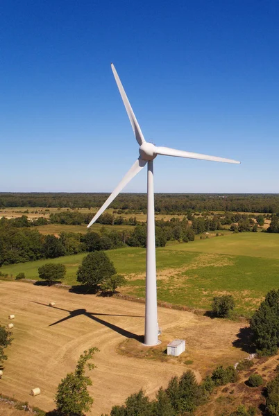 Vista Aérea Uma Turbina Eólica Geradora Energia Elétrica Uma Área — Fotografia de Stock