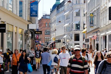 Copenhagen, Danimarka - 27 Haziran 2018: Copenhagen şehir merkezinde alışveriş Stroget yürüyen insanlar.