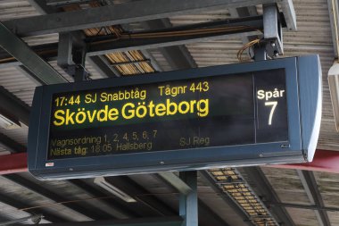 Soderalje, İsveç - 8 Ağustos 2016: Platform bilgi işareti kalkış saati ile Sj için tren hedef Gothenburg parça 7 Sodertalje Syd demiryolu İstasyonu ile hızlı.