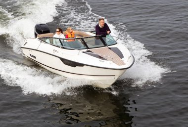 Stockholm, İsveç - 25 Eylül 2016: Üç kişi bir açık zevk Motorbot dıştan takma motor.