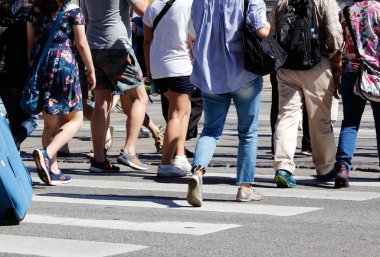 Copenhagen, Danimarka - 27 Haziran 2017: insanlar bir yaya geçidi Copenhagen Downtown crossing.