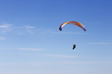 Uçuş mavi gökyüzüne karşı bir araglider.