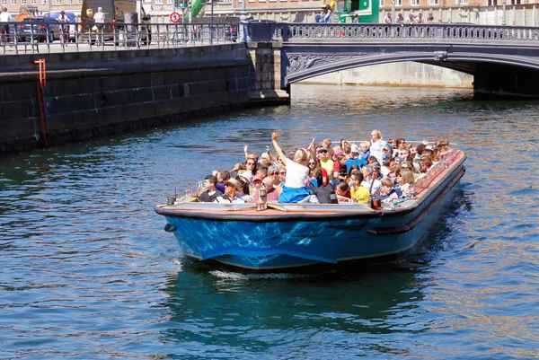Köpenhamn Danmark Juni 2018 Människor Ridning Öppen Topp Sightseeingbåt Kanaltur — Stockfoto