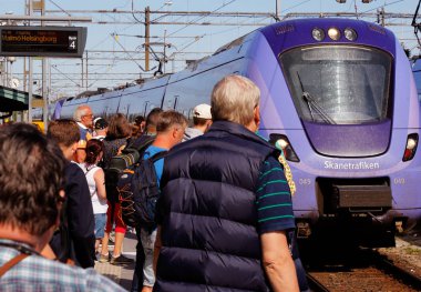 Ystad, İsveç - 26 Haziran 2018: Bir mavi toplu taşıma tren sınıfta X61 hizmet Skanetrafiken ile hedef Helsingborg için Ystad tren istasyonuna 4 yolda bekleyen ile yolcuların Malmo üzerinden..