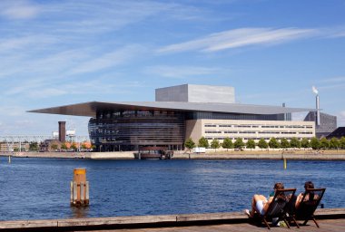 Copenhagen, Danimarka - 27 Haziran 2018: Şezlonglar Copenhagen opera binası önünde Twho kişi.