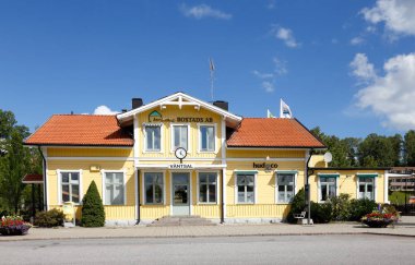 Atvidaberg, İsveç - 21 Ağustos 2017 ön görünümü gezginler ve Atvidabergs bostads Ab için bir ofis için bekleme salonu ile bina tvidaberg demiryolu İstasyonu