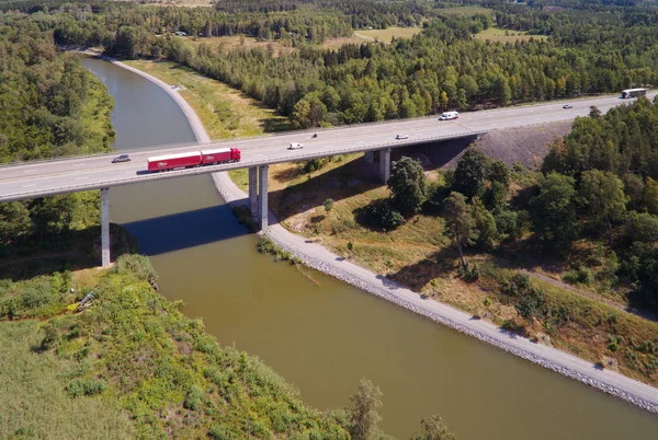 豪運河を渡る高速道路 のノルホルム橋 348 Norsholm スウェーデン 2018 航空写真ビュー — ストック写真