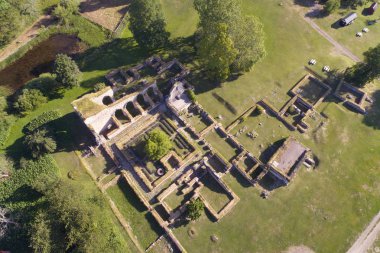 Hıristiyan Katolik Ortaçağ Alvastra abbey yakınındaki Odeshog İsveç'te bulunan kalıntıları havadan görünümü.