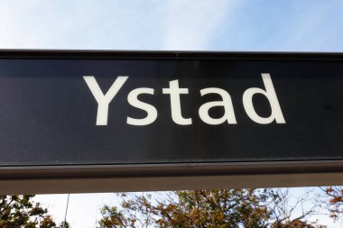 Ystad demiryolu istasyonu adı işareti.