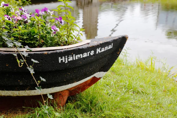 Hjalmare Docka 2018年7月9日 特写花壶形状像一条船与文本 Hjalmare Kanal — 图库照片