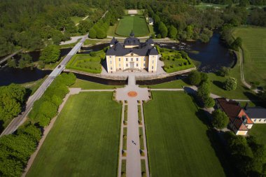 Stromsholm, İsveç - 17 Mayıs 2018: Havadan görünümü Kraliyet Stromsholm Kalesi ve Parkı.