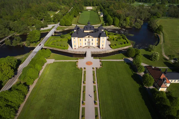 Stromsholm, İsveç - 17 Mayıs 2018: Havadan görünümü Kraliyet Stromsholm Kalesi ve Parkı.