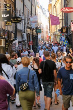 Stockholm, İsveç - 12 Temmuz 2018: Kalabalık sokak Vasterlangatan eski şehir bölgesinde.