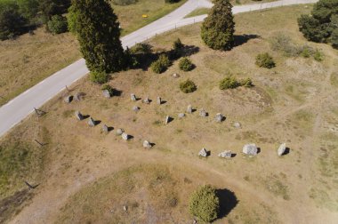 Asa, İsveç'te bulunan bir antik taş gemisinin havadan görünümü.