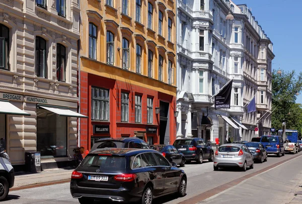 Copenhagen, Danimarka - 27 Haziran 2018: Bina downtown bölgesinde sokak Bredgade, görünüm.