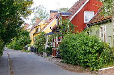 Stockholm, İsveç - 9 Haziran 2016: Yaz yeşil görünümü Linde sınırlarının içinde İsveç orta sınıf evler.