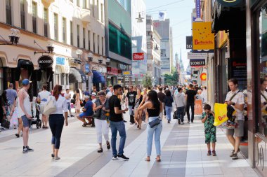 Stockholm, İsveç - 12 Temmuz 2018: İnsanların alışveriş yaya sadece sokak Drottninggatan'ın arkasında downtown bölgesinde, görünüm.