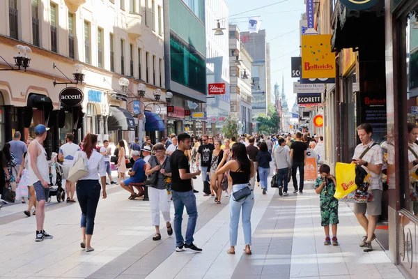Stockholm, İsveç - 12 Temmuz 2018: İnsanların alışveriş yaya sadece sokak Drottninggatan'ın arkasında downtown bölgesinde, görünüm.