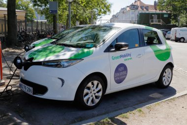 Copenhagen, Danimarka - 27 Haziran 2018: Park edilmiş elektrikli araba bağlı onun charing kablosu ile.