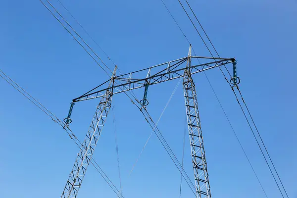 高电压电力线 塔架与蓝天隔绝 — 图库照片