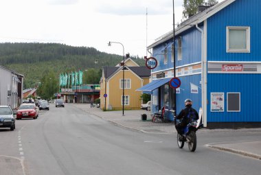 Overkalix, İsveç - 3 Temmuz 2017: Overkalix şehir merkezinde Storgatan sokak görünümünü.