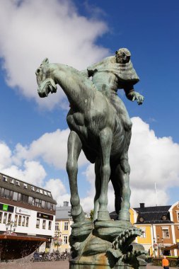 Linkoping, İsveç - 21 Ağustos 2017: Folke Filbyter, torunu için arama Carl Milles, heykelin yer alan kasaba Meydanı'nda.