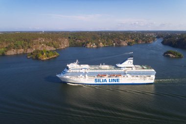 Lidingo, İsveç - 31 Temmuz 2018: Ropax Silja line gemi Silja serenat Stockholm'e Helsinki Hava görünümünü