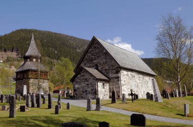 Eski kilise, çan kulesi ve mezar yard, 10 inci yüzyıldan kalma en eski bölümleri vardır.