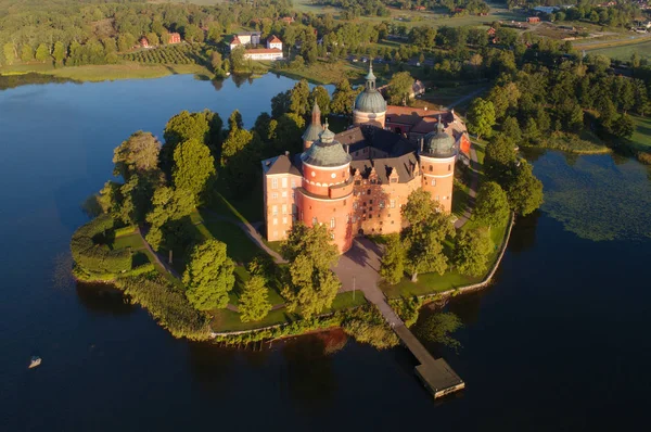 İsveçli 16 inci yüzyıl Gripsholm Kalesi'nin havadan görünümü Mariefred içinde yaz sezonu sabah saatlerinde Sodermanland eyaletinde bir şehirde bulunan.