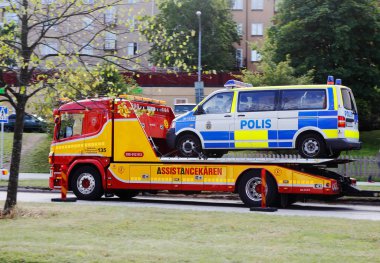 Solna, İsveç - 31 Ağustos 2016: hurda kamyona yüklenen İsveç polisi araba.