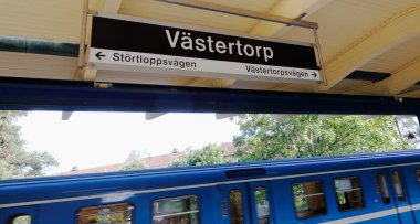 Stockholm, İsveç - 22 Haziran 2016: Bir mavi metro tren hareket Vastertorp istasyonunda.