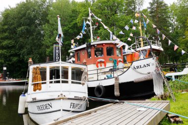 Arboga, İsveç - 9 Temmuz 2018: Hjalmare kanalına Hjalmare docka, gemi Freden ve Arlan demirleyen.