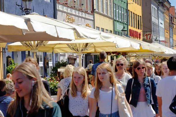 Kodaň Dánsko Června 2018 Přelidněné Ulici Staré Přístavní Čtvrti Nyhavn — Stock fotografie
